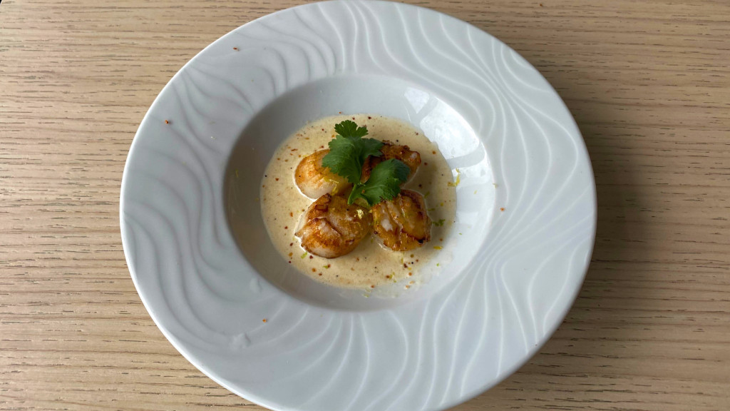 Recipe for snacking scallops with cream and lemon zest 